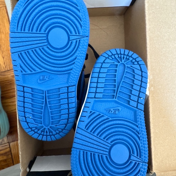 Jordan 1 Retro High - Picture 2 of 3